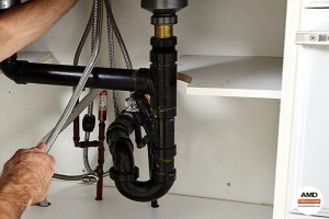 Démontage du système d'écoulement d'un évier de cuisine pour l'insertion d'un furet électrique