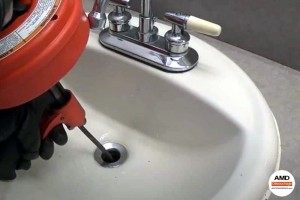Emploi d'un furet électrique pour le débouchage d'un lavabo