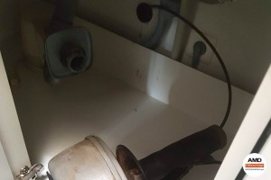 Passage d'un furet électrique pour le débouchage d'un évier